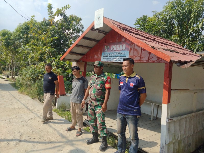 Babinsa Koramil 07/Reteh Laksanakan Komsos di Kampung Pancasila