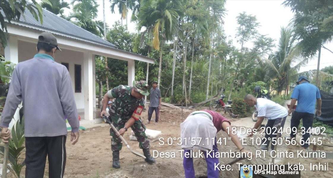 Penuh Semangat, Babinsa Koramil 03/Tpl Goro Bersama Warga Semenisasi Jalan
