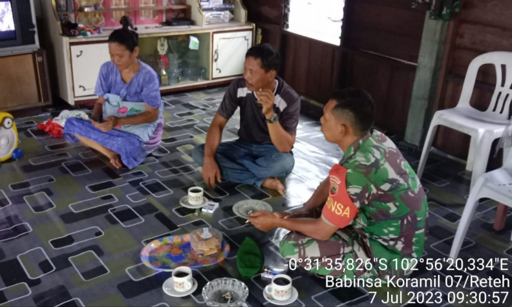 Koramil 07/Reteh Berikan Pengarahan Kepada Warga Untuk Saling Bekerjasama Dalam Membangun Desa