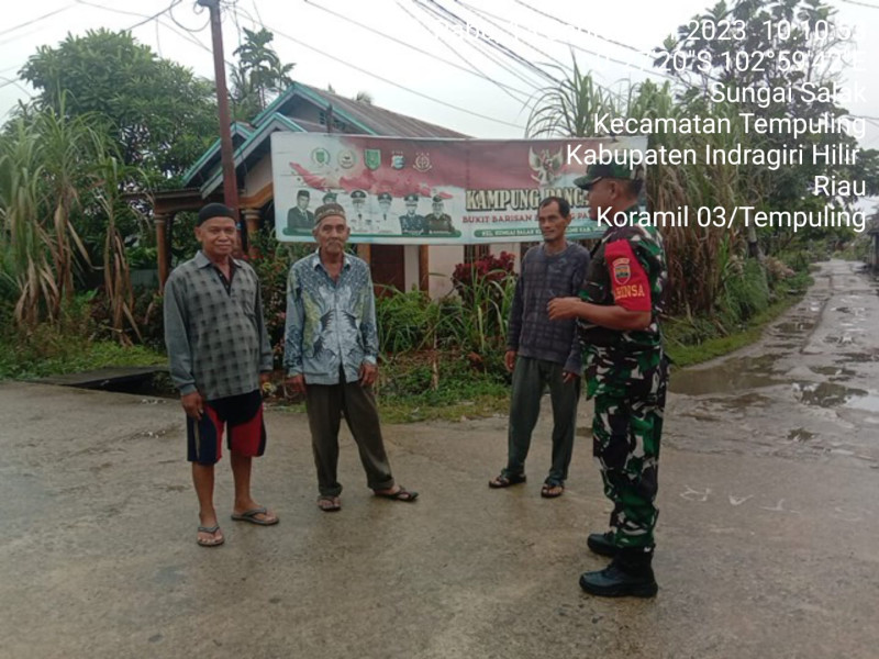 Keliling Desa, Babinsa 03/Tpl Sertu Mistar Sambangi Warga di Kampung Pancasila