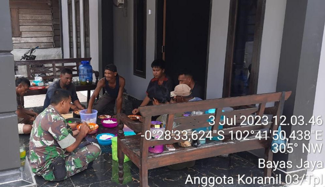 Babinsa Koramil 03/Tpl Tunjukkan Keakraban Dengan Makan Siang Bersama Warga