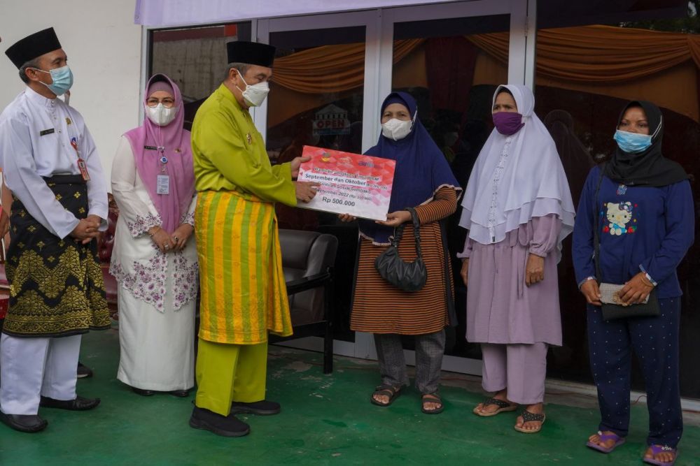 Gubri Syamsuar Salurkan BLT BBM Untuk 268 Ribu KPM