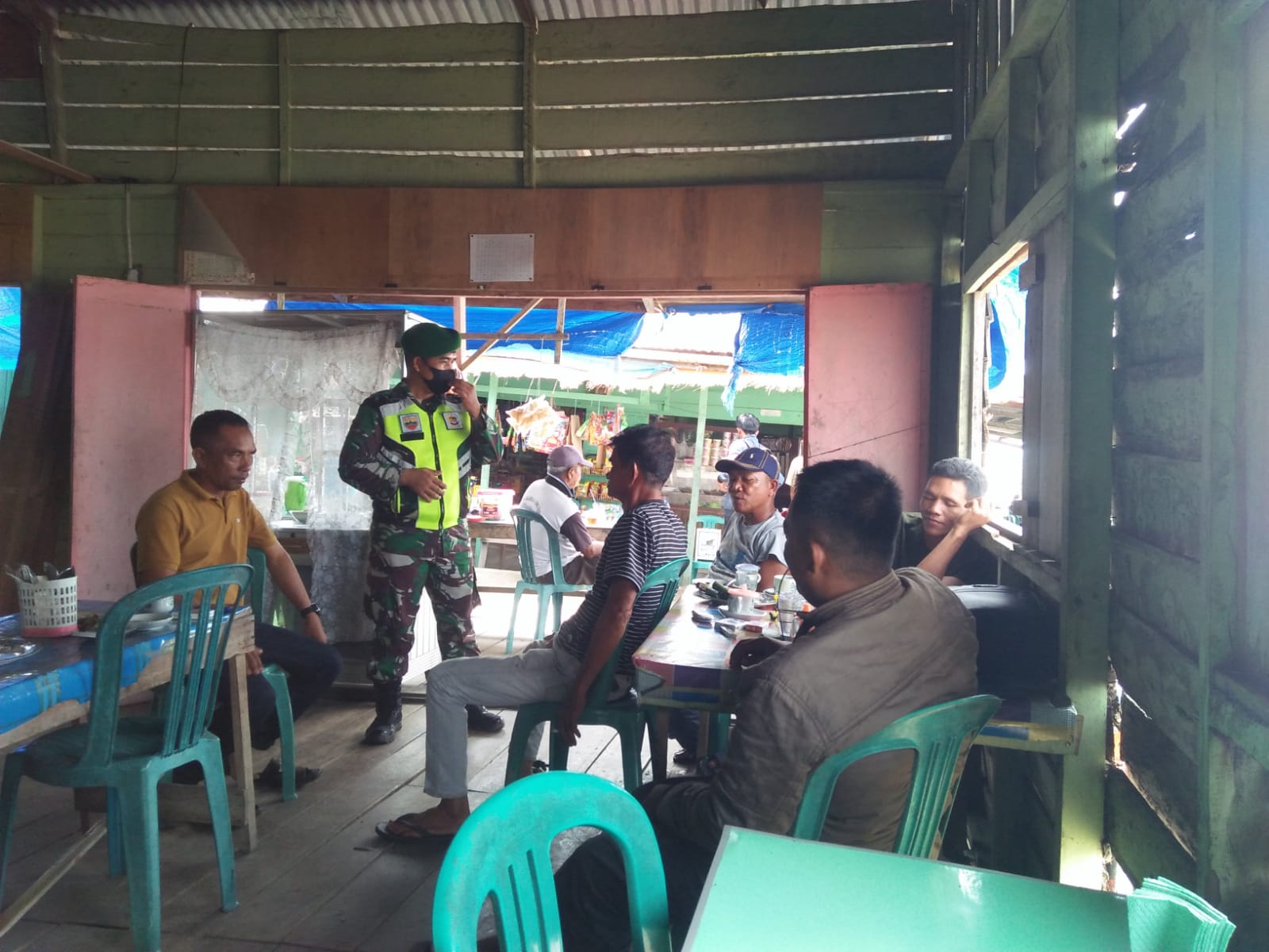 Anggota Koramil 04/Kuindra Tegakkan Disiplin Prokes di Jalan Madrasa