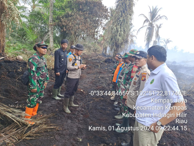 Danramil 03/Tpl Pimpin Pemadaman Api Kebakaran Lahan Di Kempas Jaya
