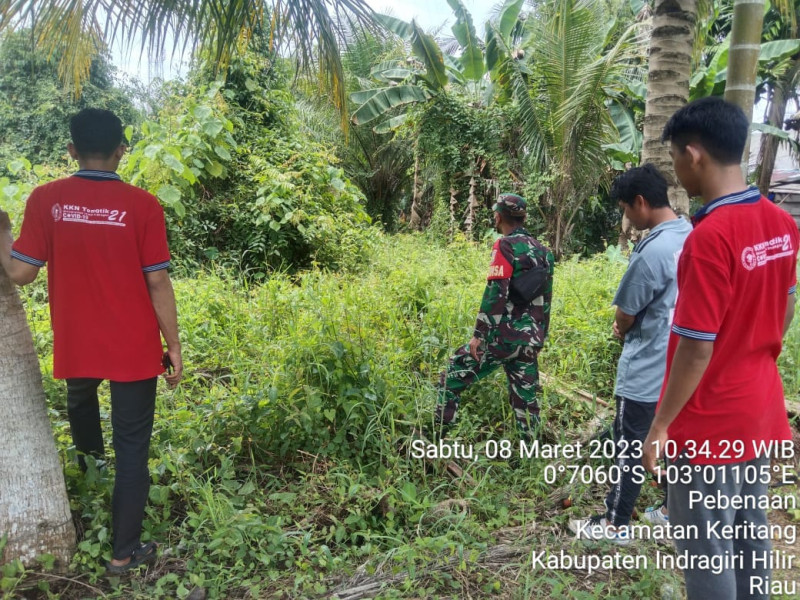 Babinsa Koramil 09/Kemuning Himbau Warga Untuk Sama-Sama Jaga Karhutla