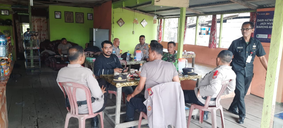 Kompak, Babinsa dan Bhabinkamtibmas Komsos Bersama Dengan Warga Binaan