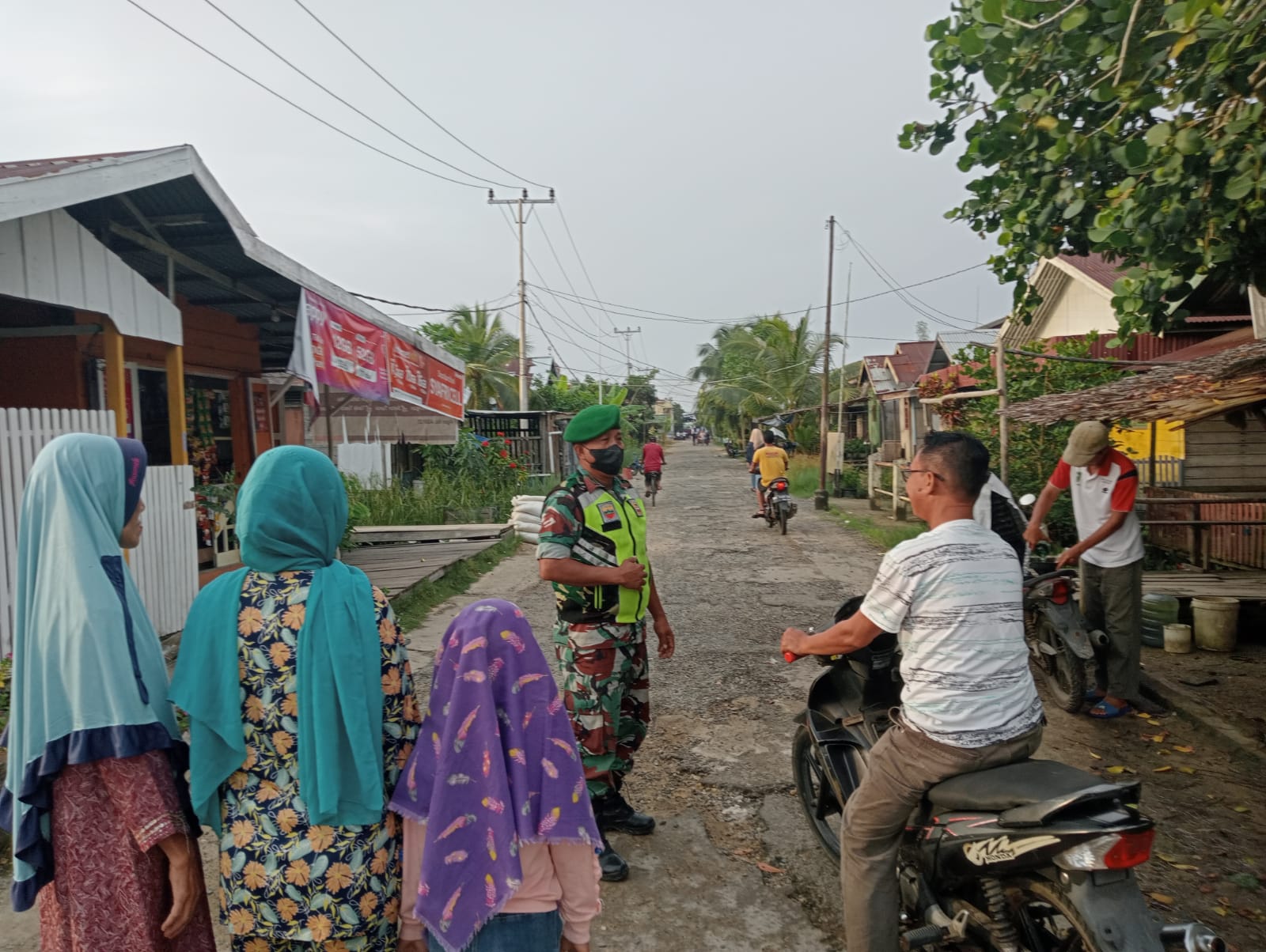 Di Sekitar Warga, Anggota Koramil 04/Kuindra Tetap Tegakkan Prokes