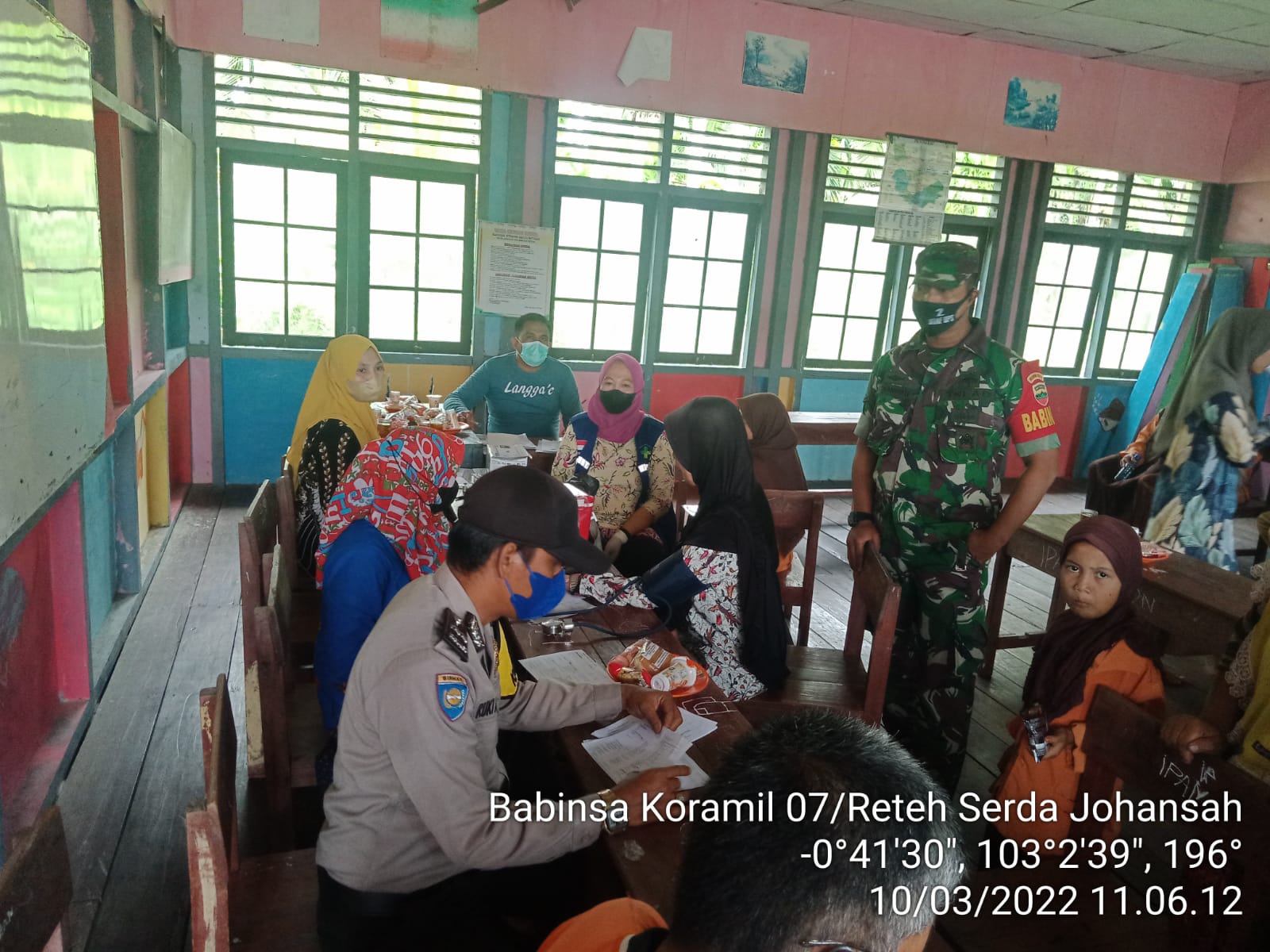 Pentingnya Menerapkan Prokes, Babinsa Koramil 07/Reteh Terus Lakukan Pelaksanaan Vaksinasi