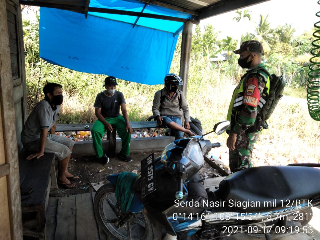 Babinsa Koramil 12/Batang Tuaka Serda Nasir Siagian Gencar Sosialisasi Protkes