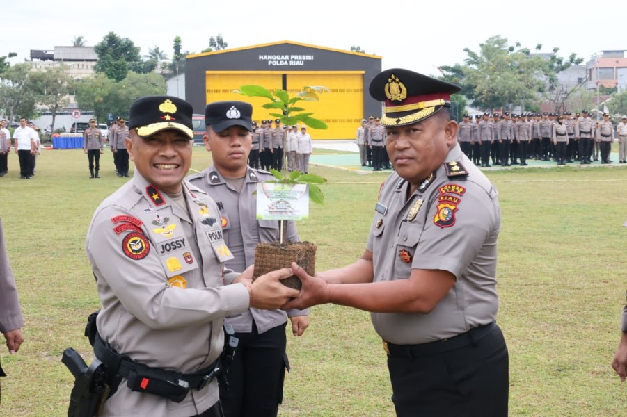Wakapolda Riau Beri Bibit Pohon ke Personel Naik Pangkat, Simbol Integritas