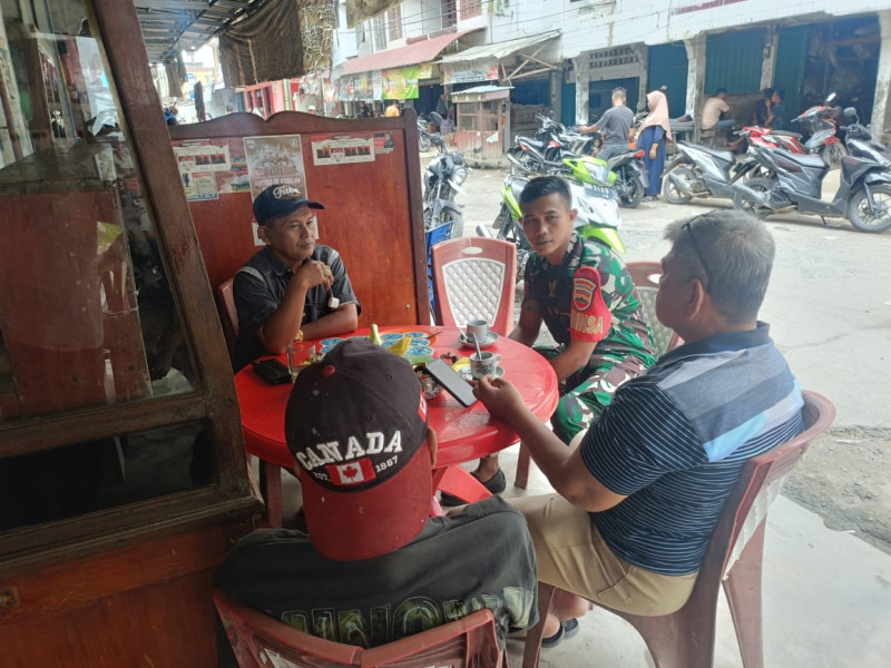 Komsos Pratu Arjun Babinsa Koramil 07/Reteh Upaya Meningkatkan Kekompakan Masyarakat Reteh