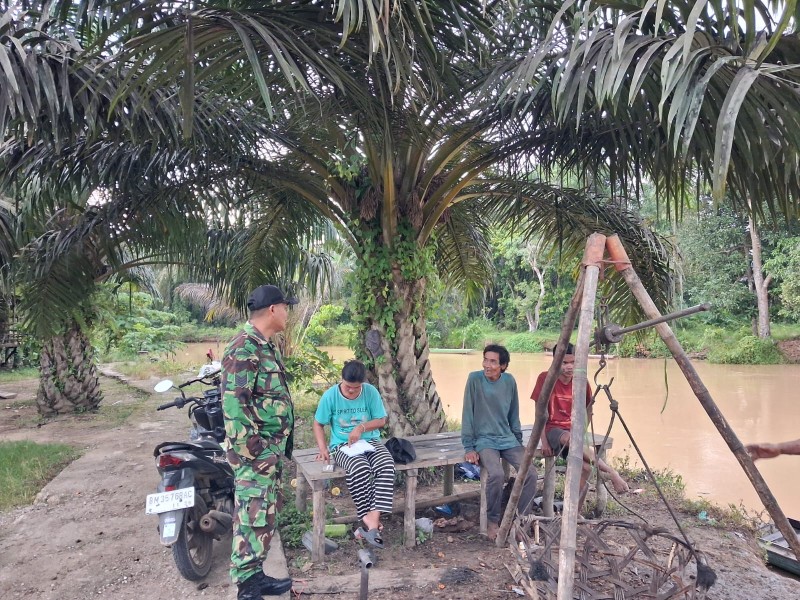 Babinsa Koramil 03/Tpl Gelar Komsos dengan Warga di Desa Pekantua