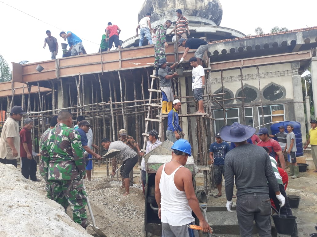 Babinsa Koramil 03/Siak Laksanakan Karya Bakti Pembangunan Masjid Al Falah