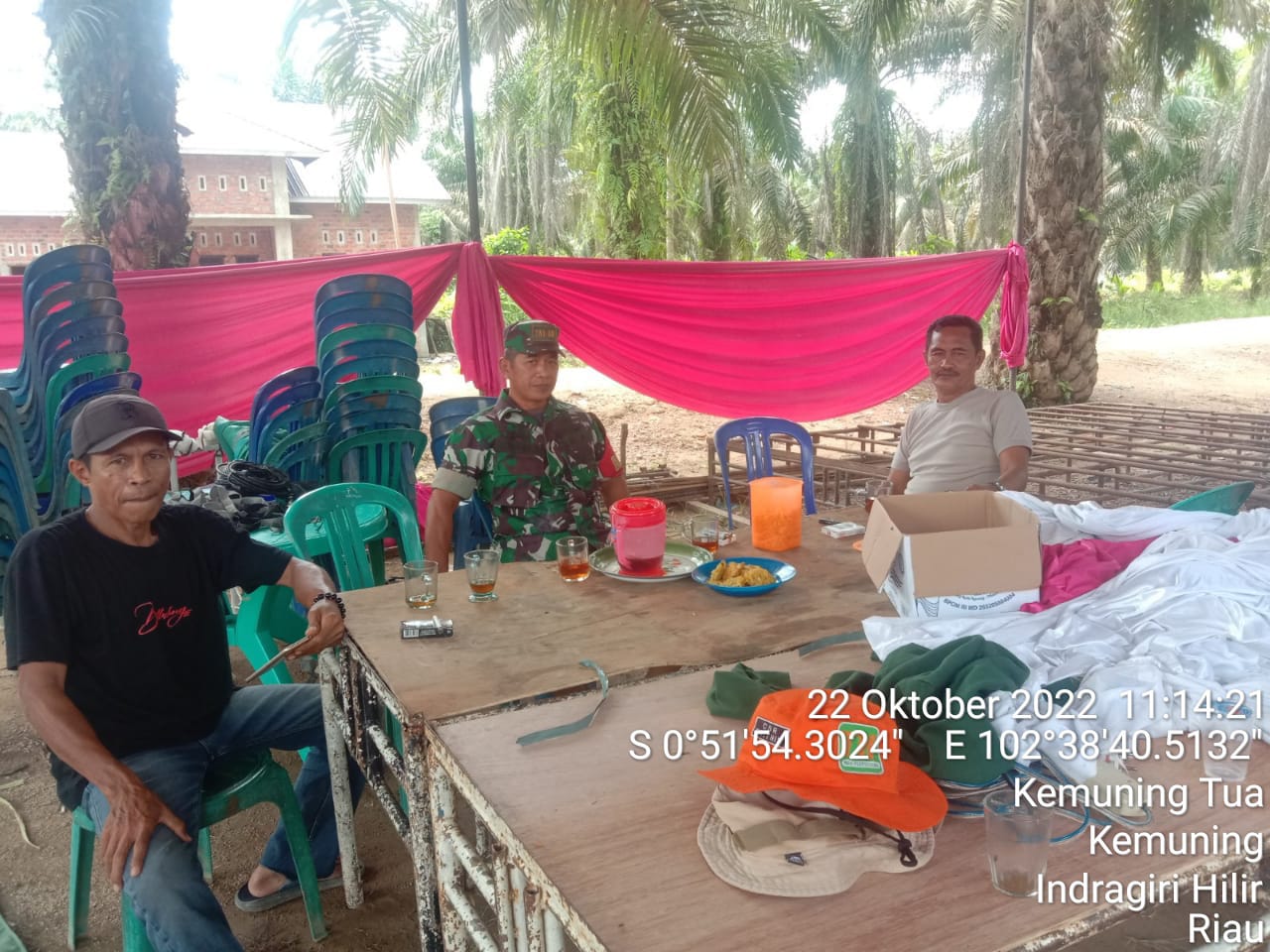 Bersama Warga, Babinsa Koramil 09/Kemuning Lakukan Komsos