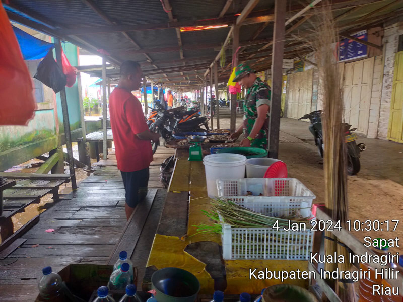Babinsa Koramil 04/Kuindra Himbau Warga Agar Dapat Ciptakan Kebersihan dan Kekompakan Dilingkungan