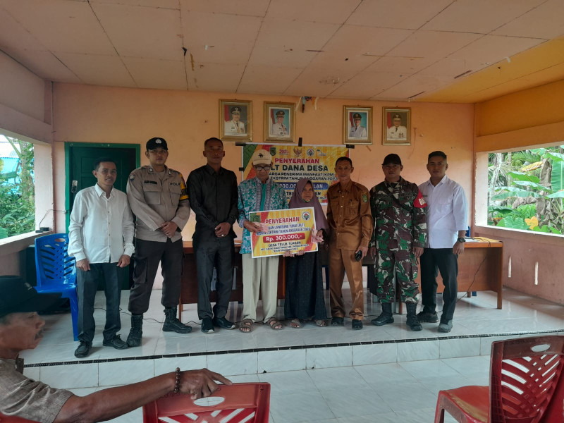 Babinsa Koramil 05/Gas Serda Ricky Kawal Penyaluran BLT Dana Desa