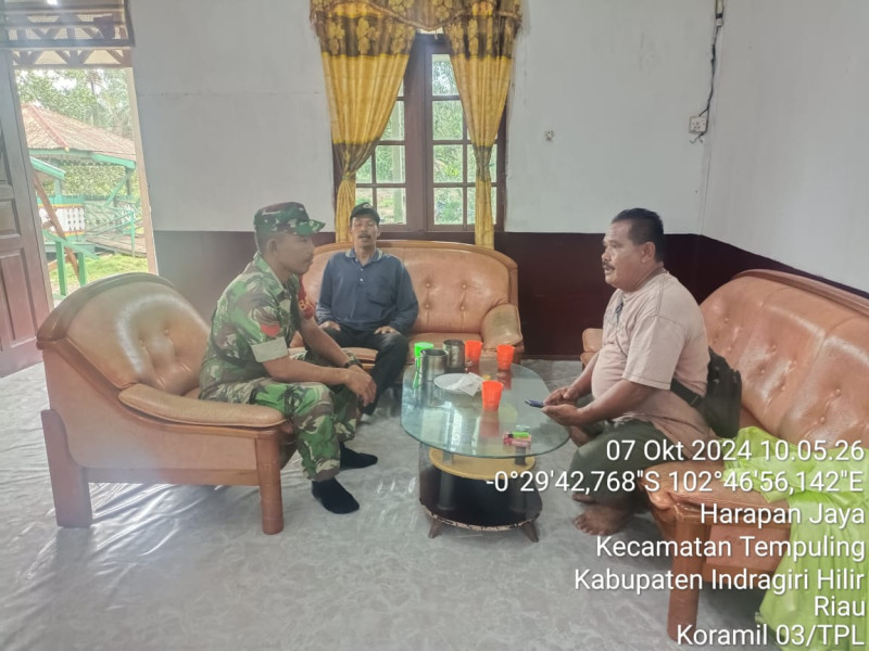 Babinsa 03/Tpl Komsos Dengan Tomas Ketua RT, Bahas Persiapan Jelang Pilkada 2024