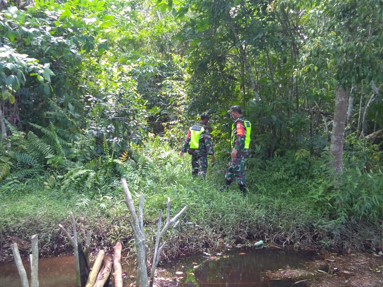 Babinsa Koramil 03/Siak laksanakan Patroli Karlahut Dirawan Kebakaran Babinsa Koramil 03/Siak laksanakan Patroli Karlahut Dirawan Kebakaran