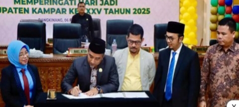 DPRD Kampar Sahkan Penetapan Ahmad Yuzar-Misharti Sebagai Bupati dan Wakil Bupati DPRD Kampar Sahkan Penetapan Ahmad Yuzar-Misharti Sebagai Bupati dan Wakil Bupati