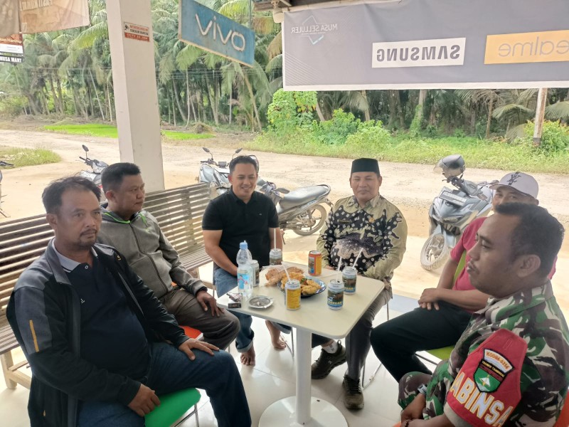 Babinsa Koramil 07/RTH Laksanakan Pengawasan SDM Bersama Masyarakat Desa Binaan