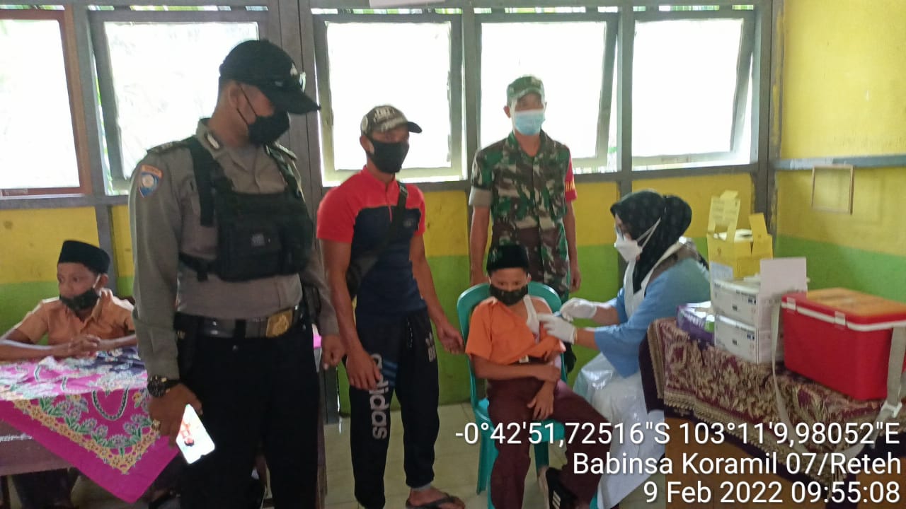 Lakukan Vaksinasi Dosis ke-1 di MIN 3 Pulau Kijang Oleh Babinsa Koramil 07/Reteh