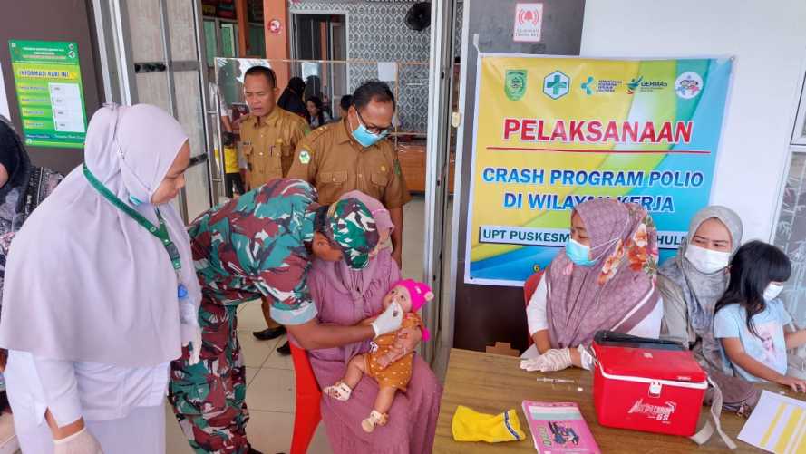 Babinsa Koramil 09/Kemuning Lakukan Vaksinasi Polio Kepada Masyarakat