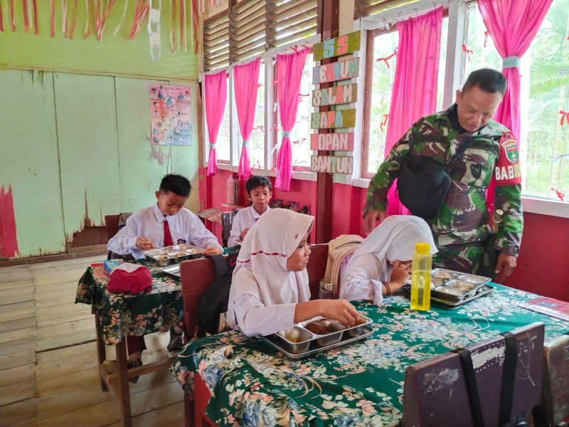 Babinsa Koramil 09/Kemuning Lakukan Pendampingan Kegiatan Makan Bergizi Gratis di Desa Pengalihan