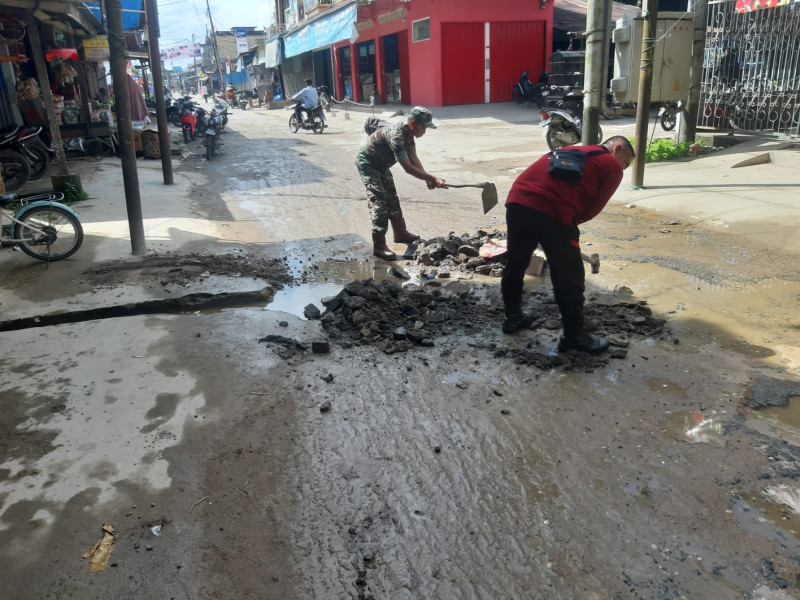 Babinsa Koramil 07/Reteh Lakukan Perbaikan Saluran Air Bersama Warga Binaan