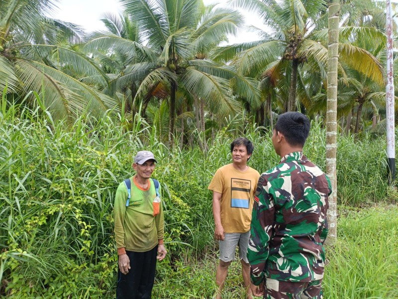 Babinsa Koramil 07/Reteh Rutin Jaga Lingkungan dari Bahaya Karhutla