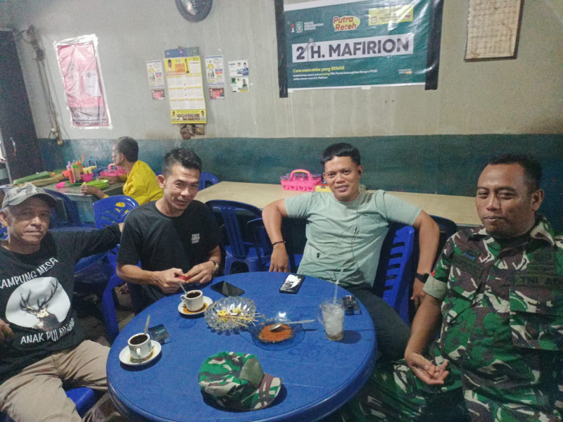 Babinsa Koptu Margono Saling Berbagi Informasi Terkait Situasi di Binaan Bersama Warga