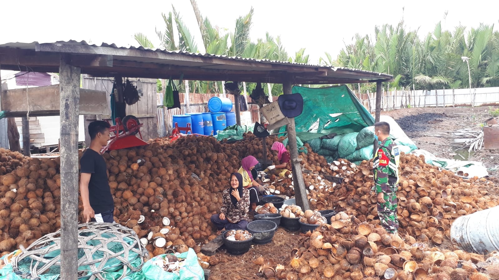 Anggota Koramil 04/Kuindra Mensosialisasikan Penerapan Protokol Kesehatan Kepada Masyarakat