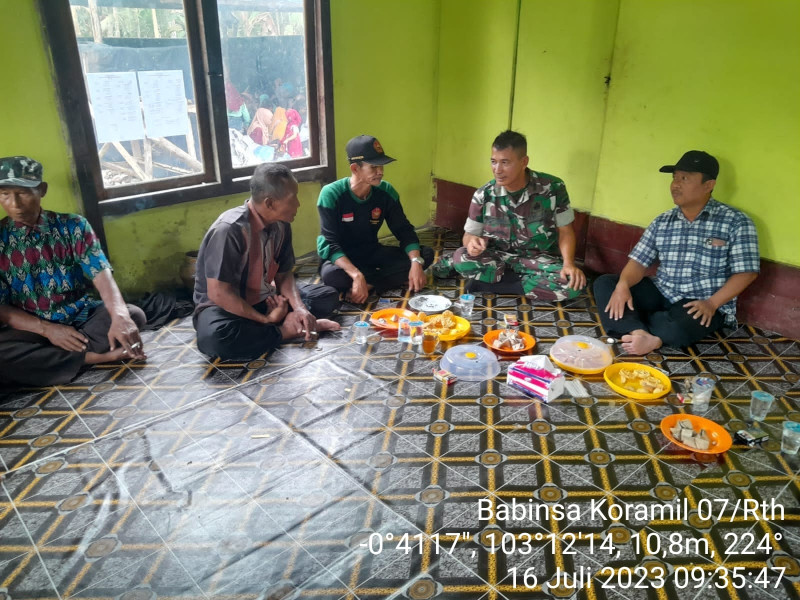 Bersama Tokoh Masyarakat, Koramil 07/Reteh Terus Jalin Hubungan Baik