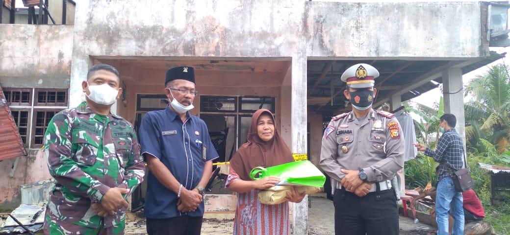 Bersama YVB, Kodim 0314/Inhil dan Polres Bantu Korban Kebakaran di Pekan Arba