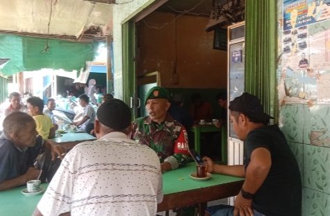 Babinsa 05/Gas Koptu Umar Nasution Ciptakan Keakraban dengan Warga Binaan Melalui Komsos