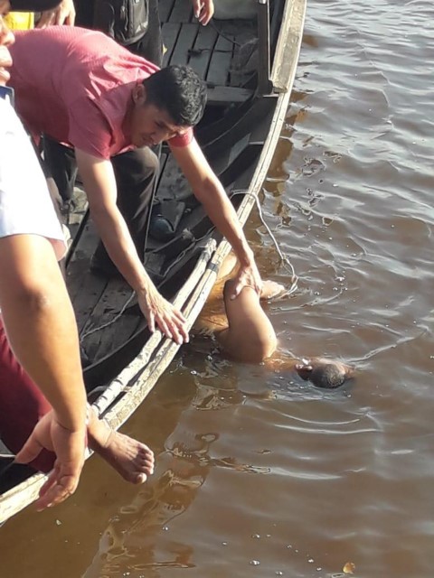 Warga Siak dihebohkan Ada Penemuan Sesosok Mayat Yang  Mengapung di Sungai Depan Kantor DPRD.