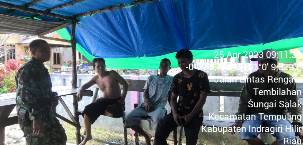 Bincang Santai, Jaga Hubungan Baik Babinsa Koramil 03/Tempuling dengan warga