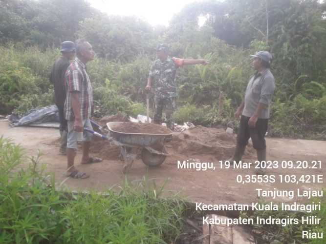 Bersihkan Sekitar Tempat Umum, Babinsa Koramil 04/Kuindra Lakukan Goro