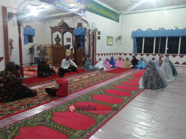 Babinsa Koramil 08/Mandah Serka Arafat Pimpin Wirid Yasinan di Mesjid Desa Bakau Aceh