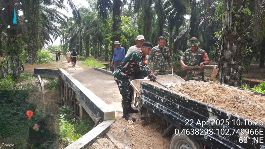 Gotong Royong di Desa Bayas Jaya, Babinsa Koramil 03/Tpl Dan Warga Masyarakat Wujudkan Jalan yang Aman dan Nyaman