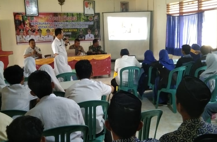 Giat Melakukan Sosialisasi Pencegahan Penanggulangan Kebakaran Oleh Danramil 07/Reteh