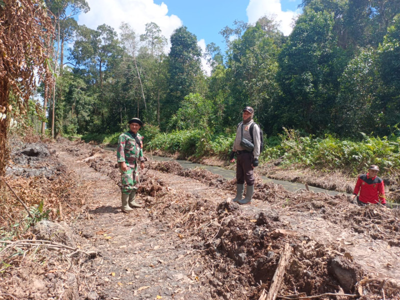 Babinsa 05/Gas Rutin Lakukan Patroli Karlahut Di Areal PT dan Lahan Masyarakat