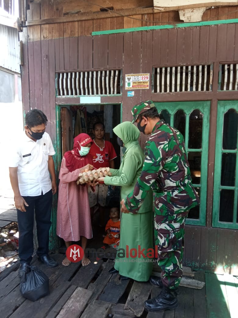 Danramil 02/Tanah Merah Bersama Camat dan Tim Gugus Covid-19 Lainnya Bagikan Bantuan Sembako