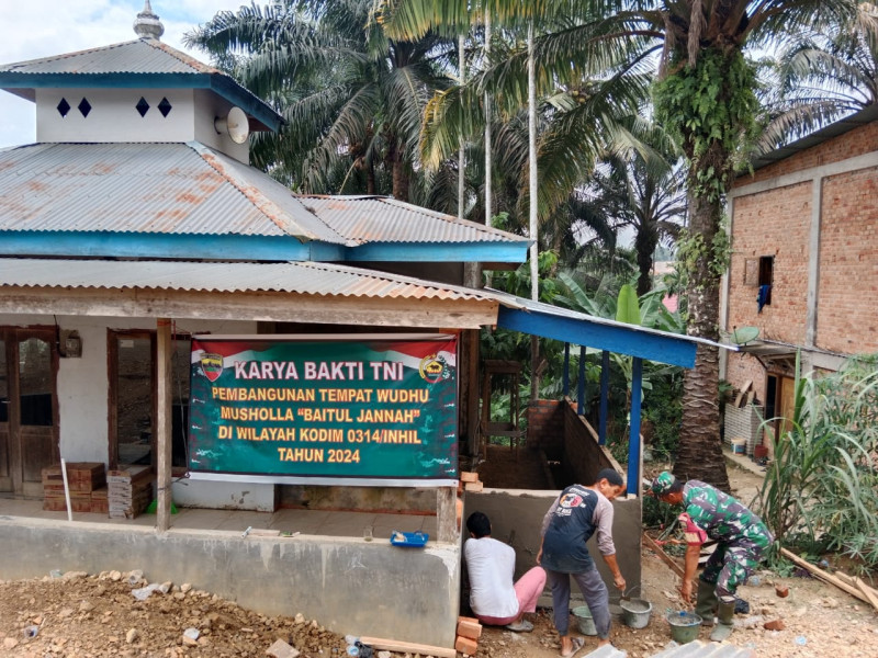 Babinsa Koramil 09/Kemuning Laksanakan Karya Bhakti Bangun Tempat Wudhu Mushola Baitul Jannah