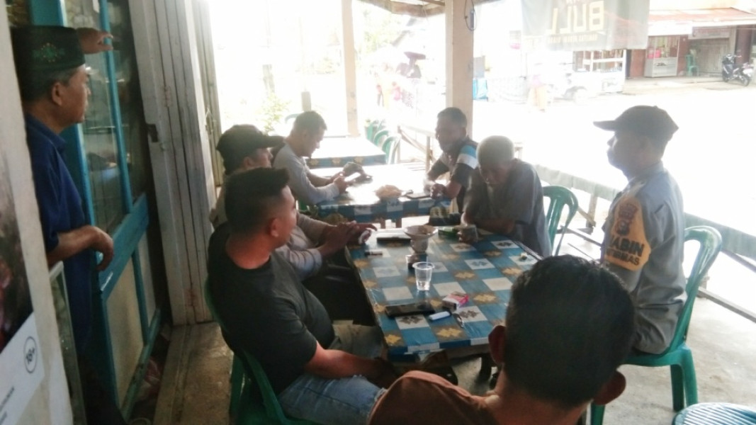 Sambang Warga, Bhabinkamtibmas Desa Teluk Merbau Aiptu Heriyanto Sampaikan Pesan Kamtibmas