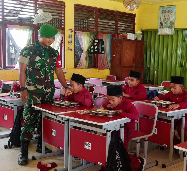 Semangat Belajar Meningkat: Pratu Umar Suganda Dampingi MBG dan Beri Motivasi di Sekolah