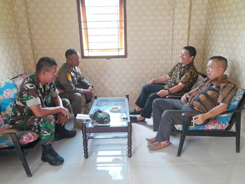 Koramil 07/Reteh Pelda Nofiandi Selalu Jaga Keamanan dan Ketertiban Masyarakat Dalam Melaksanakan Aktifitas Sehari-hari