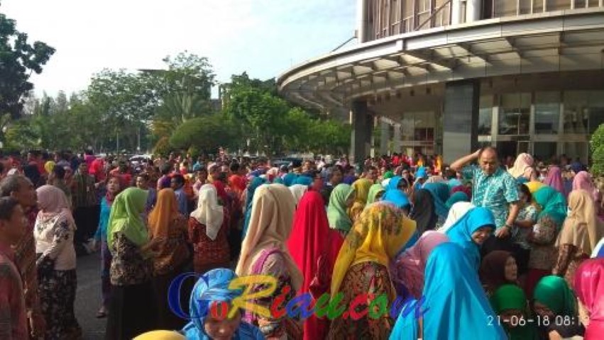 Plt Gubri Tak Yakin Seratus Persen ASN Pemprov Riau Masuk Hari Pertama Kerja 