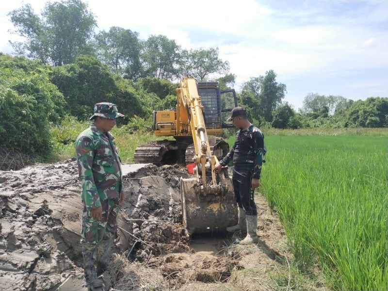 Babinsa Koramil 03/Tpl Dampingi Pembuatan Tanggul, Wujudkan Pertanian yang Produktif di Desa Bayas Jaya