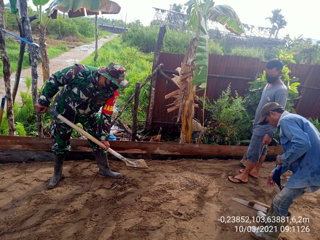 Bersama-sama, Babinsa Koramil 04/Kuindra Goro Perbaiki Rumah Warga di Wilayah Binaannya