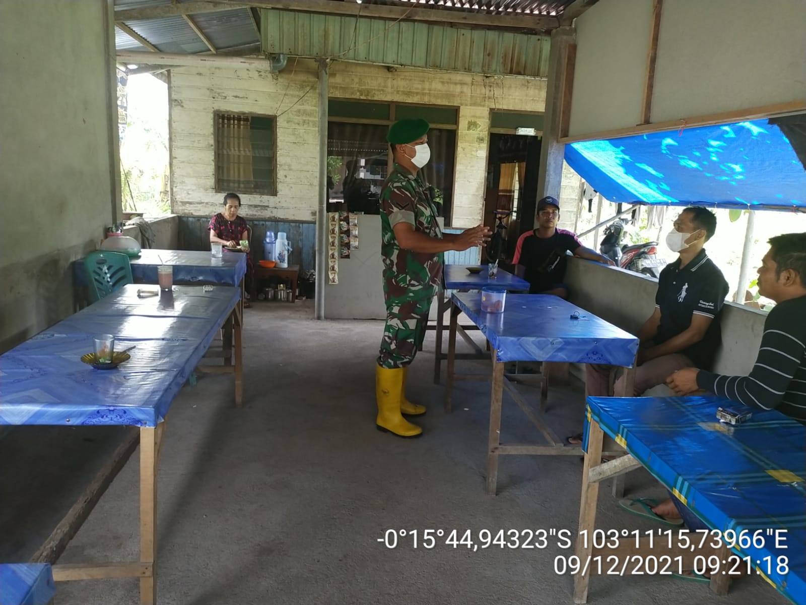 Babinsa Serda P Sitompul Komsos kepada Masyarakat Sungai Dusun